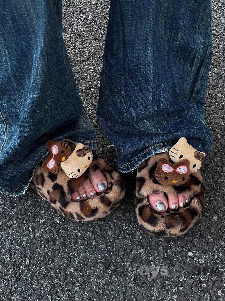Pantufa Hello Kitty Leopardo