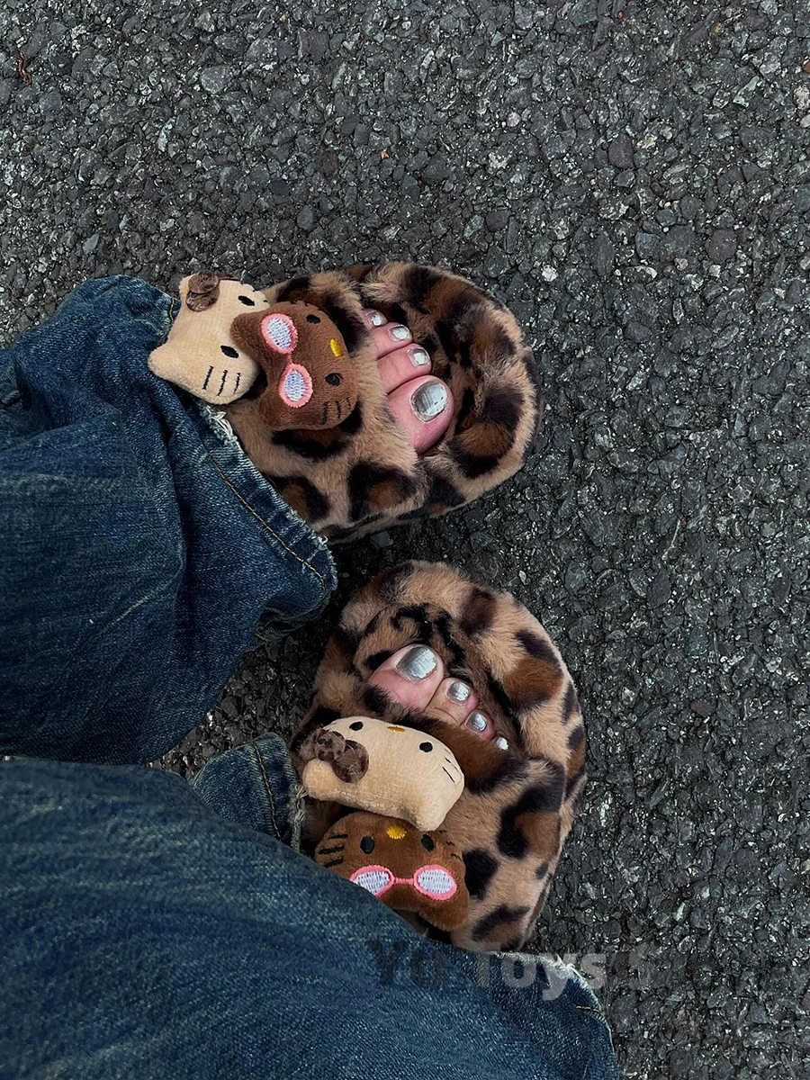 Pantufa Hello Kitty Leopardo