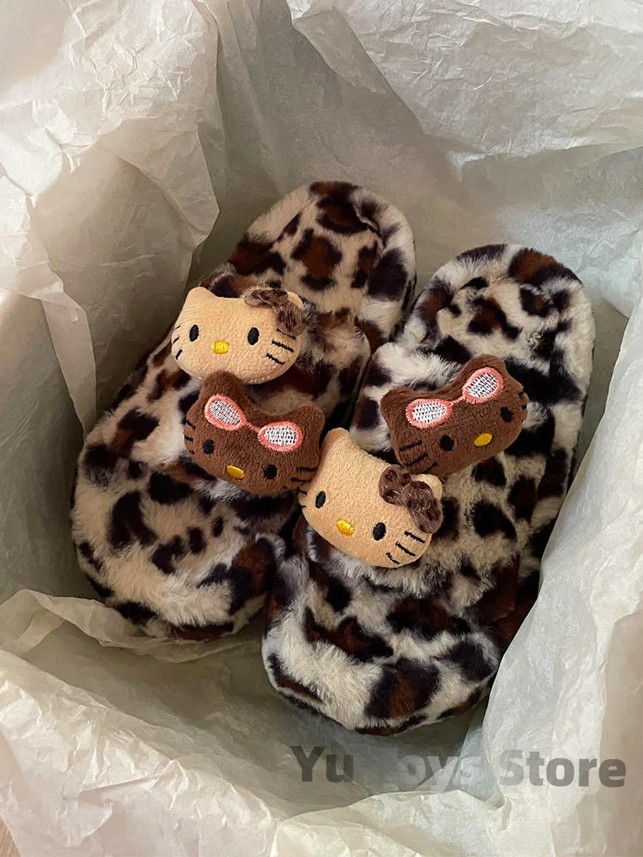 Pantufa Hello Kitty Leopardo