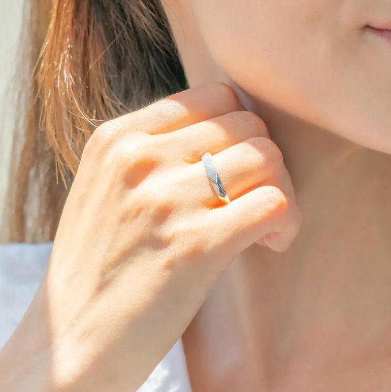 Par de alianças com luz esculpida - I Love you - Prata 925